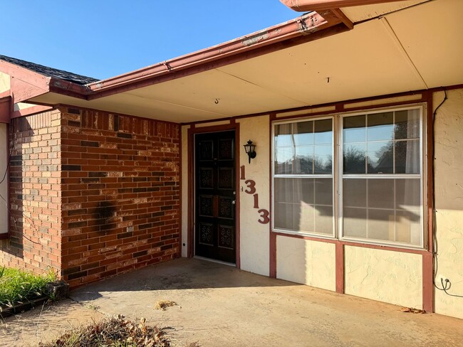 1313 Kent St in Weatherford, OK - Building Photo - Building Photo