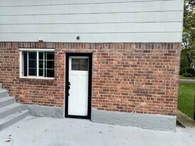 8 Shelbourne Ln in Commack, NY - Building Photo