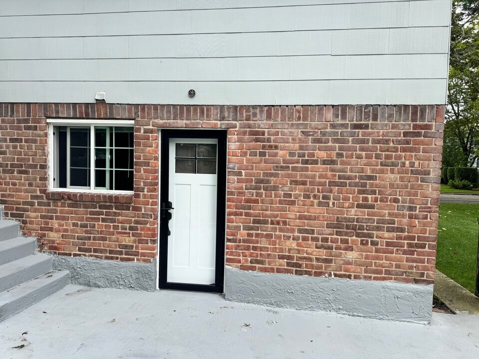 8 Shelbourne Ln in Commack, NY - Building Photo