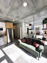 370 NW 33rd St in Miami, FL - Foto de edificio - Building Photo