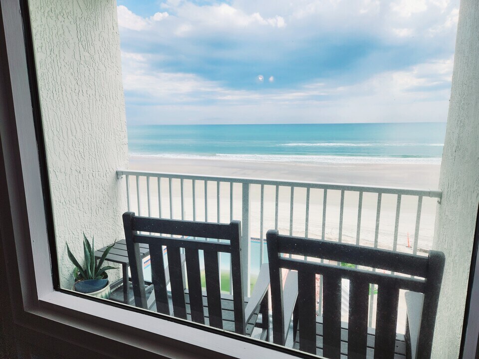 935 S Atlantic Ave, Unit 420 in Daytona Beach, FL - Building Photo