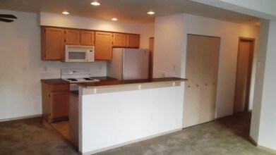 1001 W Casino Rd-Unit -H-104 in Everett, WA - Building Photo - Building Photo