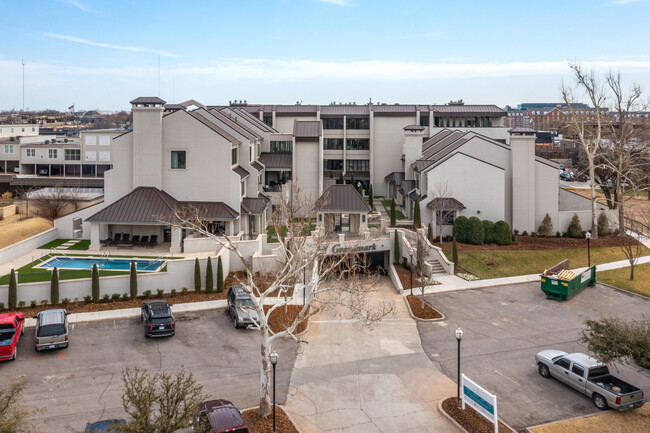 6435 Grandmark Dr in Nichols Hills, OK - Foto de edificio - Building Photo