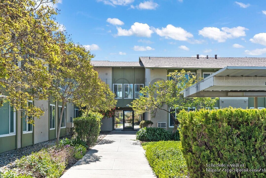 100 Village Dr in Brentwood, CA - Building Photo