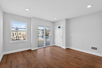 40 E 5th St in Bayonne, NJ - Foto de edificio - Building Photo