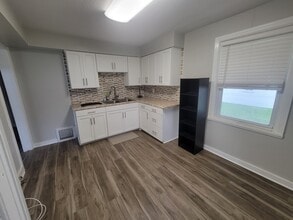 2381 Lakewood Ave in Lima, OH - Building Photo - Building Photo