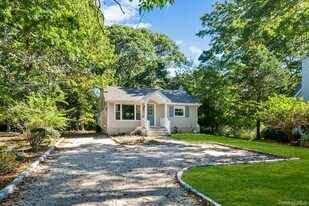 3670 Rocky Point Rd in East Marion, NY - Building Photo