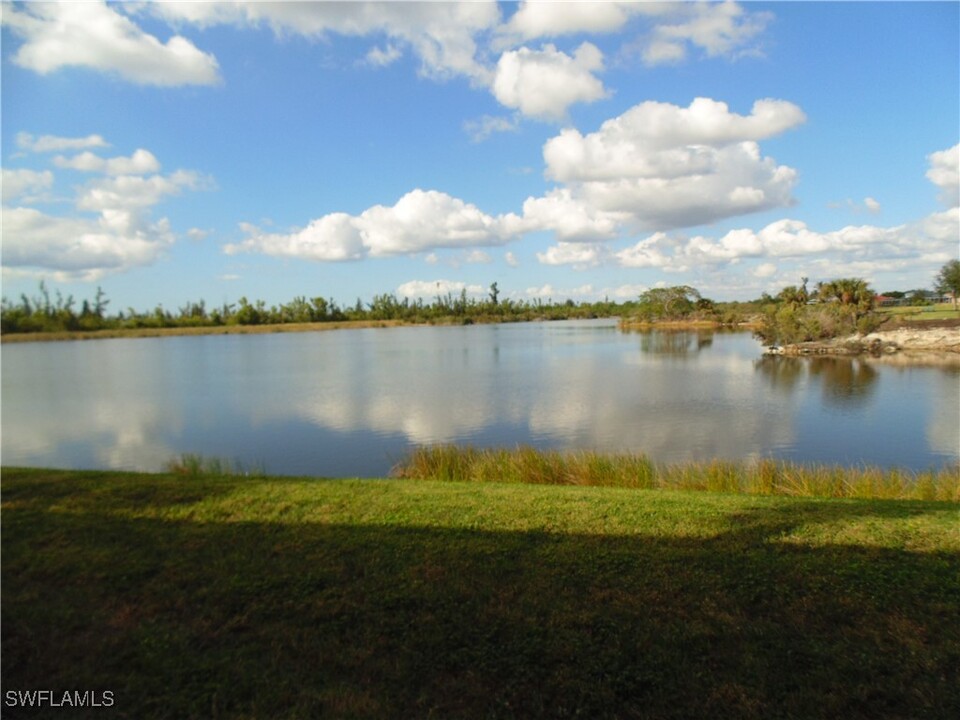 2615 Somerville Loop in Cape Coral, FL - Building Photo