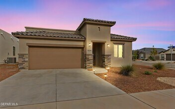 824 Paseo Solar Dr in Horizon City, TX - Foto de edificio - Building Photo