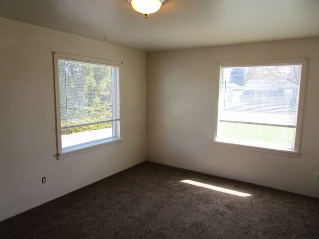 1275-1277 NE McRae Ct in Prineville, OR - Building Photo - Building Photo