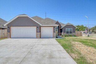 600 Smt Pt Ln in Norman, OK - Building Photo