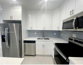 6329 SW 23rd St in Miami, FL - Foto de edificio - Building Photo