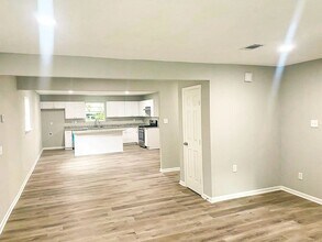 305 Red Haven Dr in Highlands, TX - Foto de edificio - Building Photo