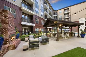 Overture Buckhead South 55+ Apartment Homes in Atlanta, GA - Foto de edificio - Building Photo