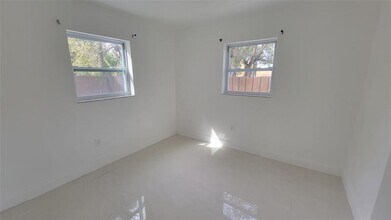 1604 NW 24th Ct in Miami, FL - Foto de edificio - Building Photo