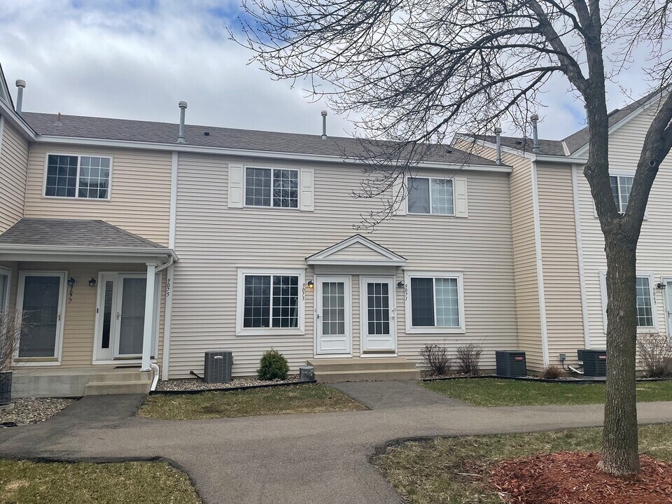 9073 Scarlet Globe Dr in Eden Prairie, MN - Building Photo