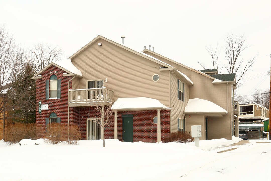 Senate Place Apartments in Lansing, MI - Building Photo