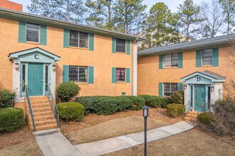 3057 Pharr Court Condos in Atlanta, GA - Foto de edificio - Building Photo
