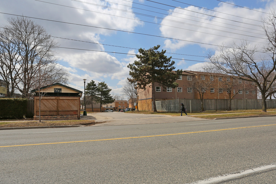 The Townhomes of Midland Court in Toronto, ON - Building Photo