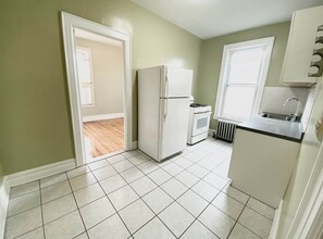 36-31 30th St in Astoria, NY - Foto de edificio - Building Photo