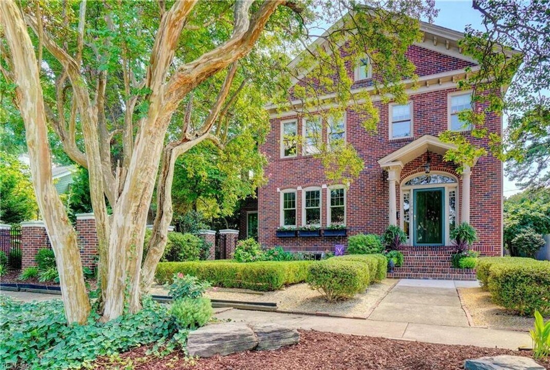 1105 Larchmont Crescent in Norfolk, VA - Building Photo