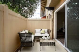 The Meadows at Westlake Village in Westlake Village, CA - Foto de edificio - Building Photo