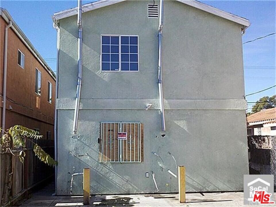 10376 Wilmington Ave in Los Angeles, CA - Building Photo