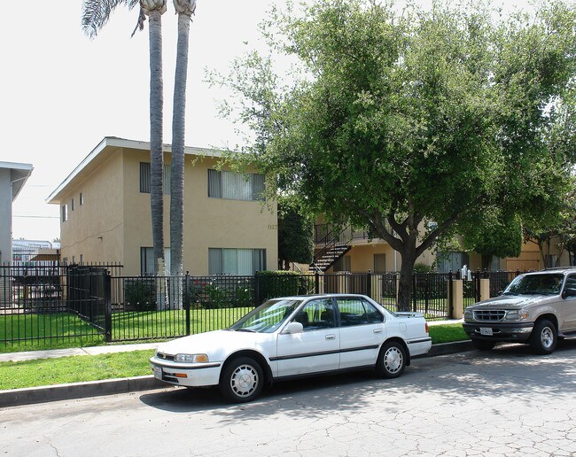 1127 Poplar St in Santa Ana, CA - Foto de edificio - Building Photo