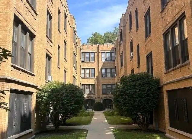 1028 E Hyde Park Blvd in Chicago, IL - Foto de edificio