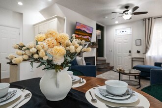 26947 Hillsborough Pkwy in Santa Clarita, CA - Foto de edificio - Building Photo