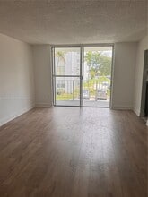 496 NW 165th St, Unit D216 in Miami, FL - Foto de edificio - Building Photo