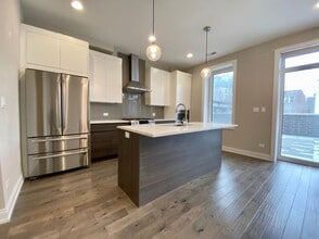 317 W Evergreen Ave in Chicago, IL - Building Photo - Building Photo