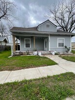 106 E 3rd St in Lampasas, TX - Building Photo