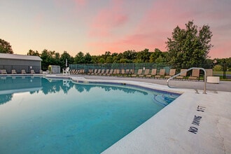 Royal Oaks and East Gardens in Monmouth Junction, NJ - Foto de edificio - Building Photo