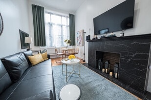 32 W 86th St in New York, NY - Building Photo