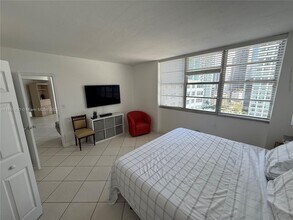 801 Brickell Bay Dr, Unit 2064 in Miami, FL - Building Photo - Building Photo