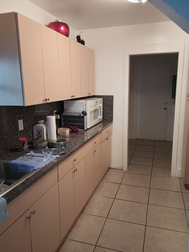 2905 E 8th Ave in Hialeah, FL - Building Photo - Building Photo