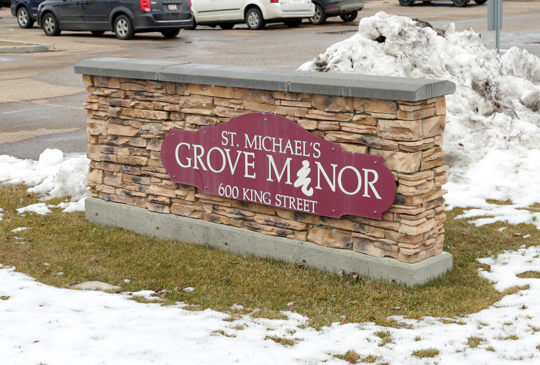 Grove Manor in Spruce Grove, AB - Building Photo