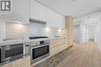 6080 McKay Ave in Burnaby, BC - Building Photo - Building Photo