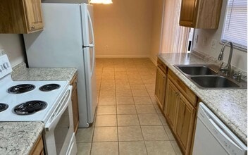 3796 NW Archer St, Unit 102 in Lake City, FL - Building Photo - Building Photo