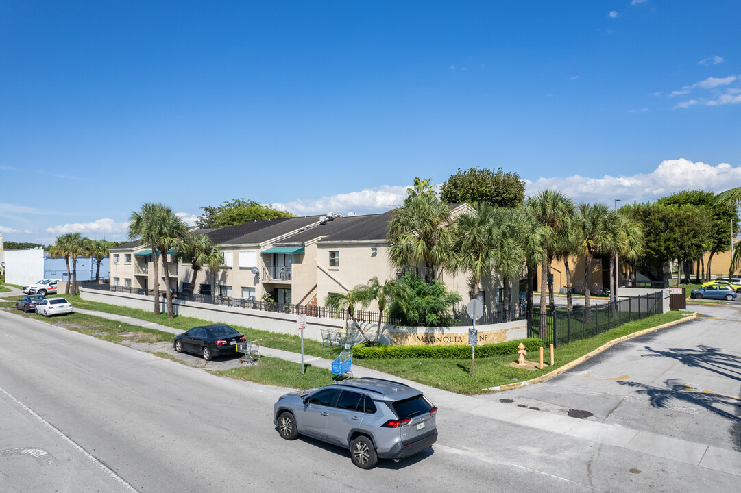 Magnolia Lane Condos in Miami, FL - Building Photo