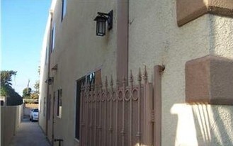 16809 Victory Blvd in Lake Balboa, CA - Building Photo