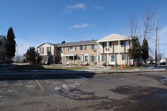 Pinebrook Manor Apartments in Lansing, MI - Building Photo - Building Photo