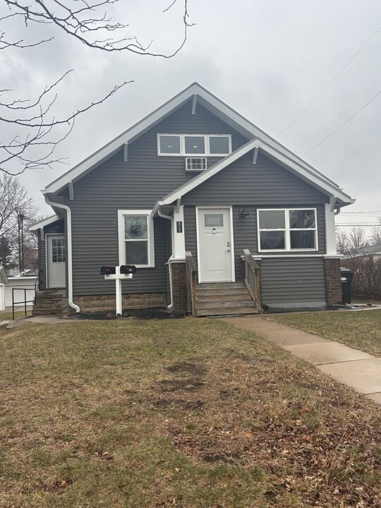823 Summer St in Eau Claire, WI - Foto de edificio