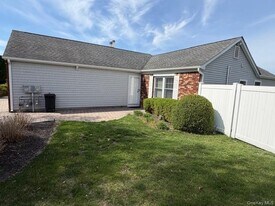 8 Hillview Ct in Commack, NY - Building Photo