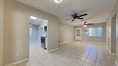 7481 Oak St NE in St. Petersburg, FL - Building Photo - Building Photo