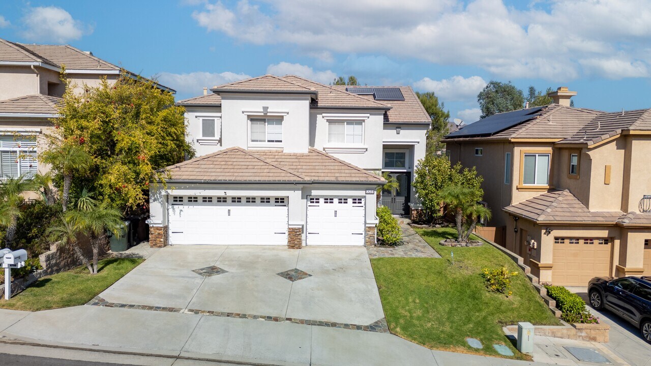 8755 E Garden View Dr in Anaheim, CA - Building Photo