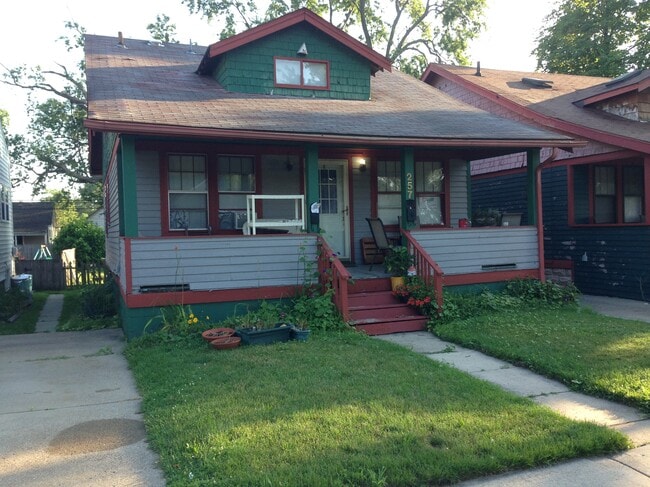 257 E Saratoga St, Unit Upper Flat