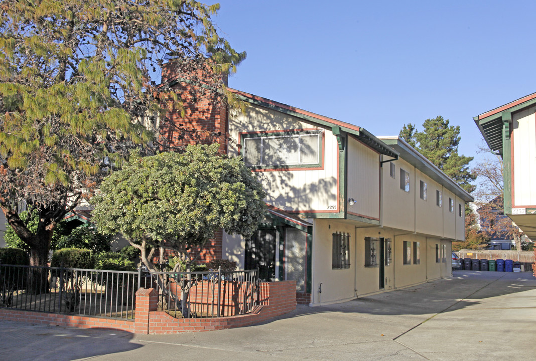 2255 Pacific Ave in Alameda, CA - Foto de edificio