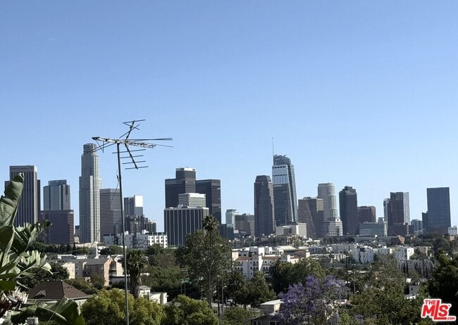 property at 1083 1/2 W Kensington Rd